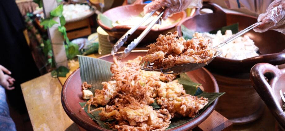 2. Rindu Masakan Ibu? Jelajahi Kuliner Lintas Provinsi di 'Ramadan Rasa Kampoeng' Vega Hotel