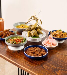 Simfoni Rasa Nusantara dan Internasional Bayangkan aroma Rendang Daging yang kaya rempah dan gurihnya Ketupat Sayur khas Lebaran