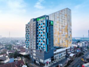 Konsep Personalized Service & Lifestyle HubMenghadirkan pengalaman menginap yang lebih personal melalui konsep
lifestyle hotel dengan layanan 24 jam, cozy working space, dan fasilitas lengkap
sebagai hotel bintang 4 di kawasan Jatibening Bekasi
