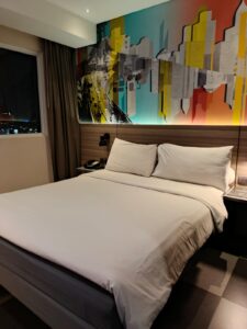 hotel ini menyediakan 185 kamar yang variatif—dari tipe Superior hingga Family Suite yang luas