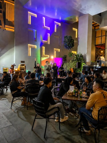 Cara Seru Menikmati Jakarta: 'After-Work Unwind' dengan Musik Live di Teras Terbuka