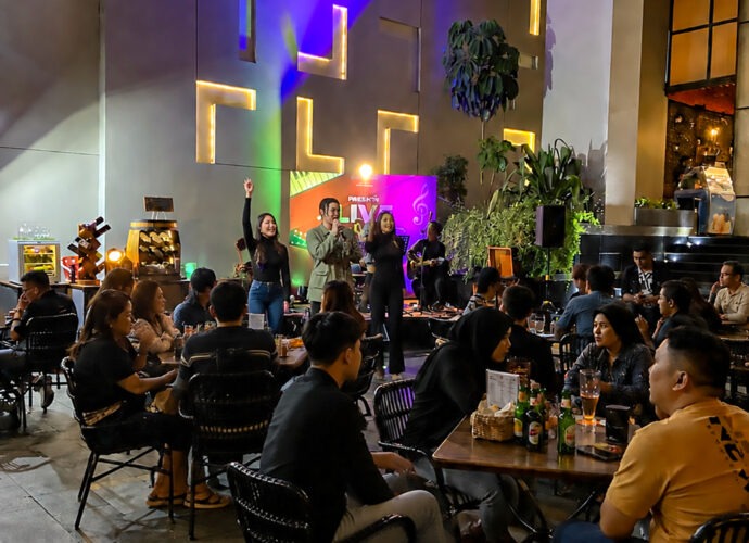 Cara Seru Menikmati Jakarta: 'After-Work Unwind' dengan Musik Live di Teras Terbuka