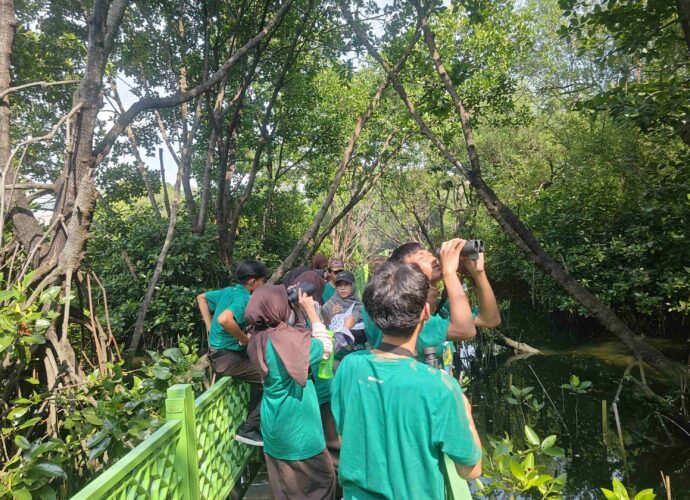 Langkah Biru di Hari Bumi: Cara Sharp Indonesia Menanam Masa Depan di Pesisir Jakarta
