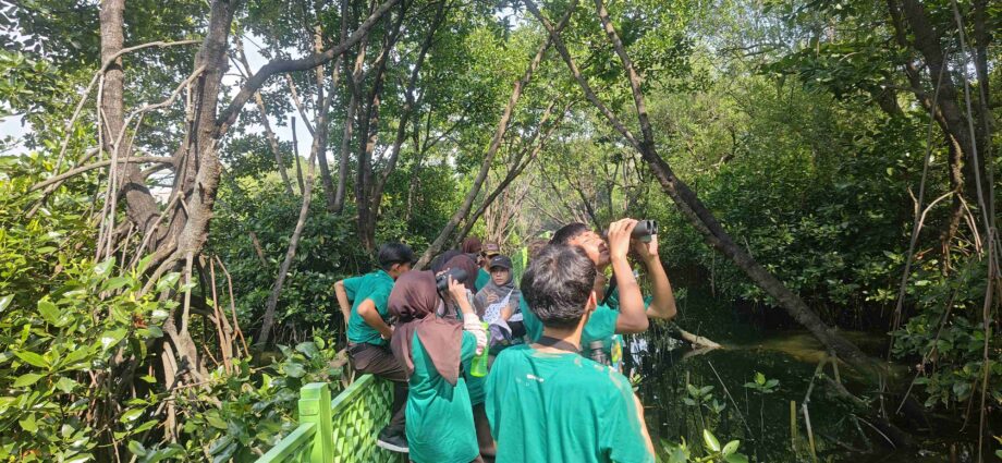Langkah Biru di Hari Bumi: Cara Sharp Indonesia Menanam Masa Depan di Pesisir Jakarta