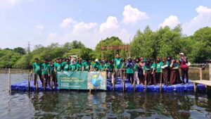 Penanaman pohon Mangrove bersama perwakilan Sharp, anak Sharp Greenerator dan siswa siwi SMP IT dan SMK Pluit