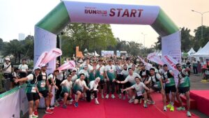 Sharp manajemen berfoto bersama Seluruh peserta Sharp Run For The Future