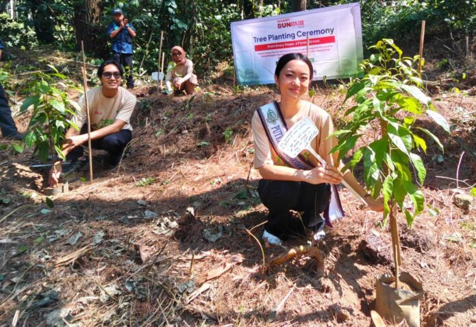 Menanam Harapan di Halimun Salak: Langkah Nyata Sharp Indonesia Hijaukan Rumah Sang Garuda