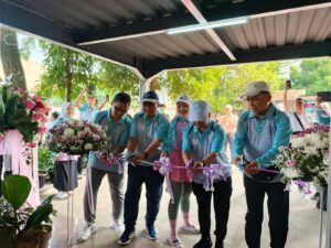 Peresmian Permata Padel Health Club ini ditandai dengan menggunting Pita oleh Dr. Alfiben, SpOG, Dr. Firmansyah, SpA, dr. Faradiesa Addiena, Sp PD, Dr. Fajar Subroto, SpA, Dr. Kiki Samsi, SpA