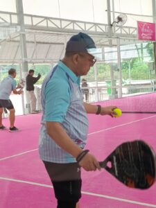 sesi pemanasan (Padel Warm-Up) yang dipandu langsung oleh Tim Fisioterapi RS Permata Depok