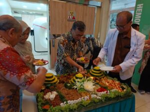 prosesi pemotongan pita simbolis di Instalasi Radiologi RS Prikasih, tepatnya di Ruang CT Scan lantai Ground. Acara penting tersebut dipimpin langsung oleh Direktur RS Prikasih, dr. Heldi Nazir, MARS, bersama jajaran lengkap perwakilan Board of Directors (BOD) pada Jumat, 30 Oktober 2026