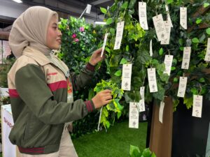 Anggota Sharp Greenerator Sedang memasang paper seed di Comment Tree