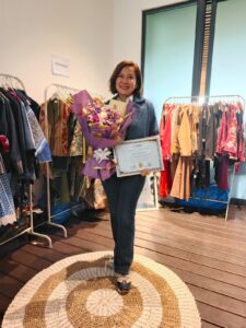 perayaan melalui fashion show yang menampilkan koleksi Rryni Batik